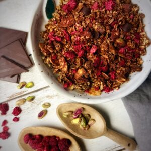 Granola owsiana z pistacjami i czekoladą