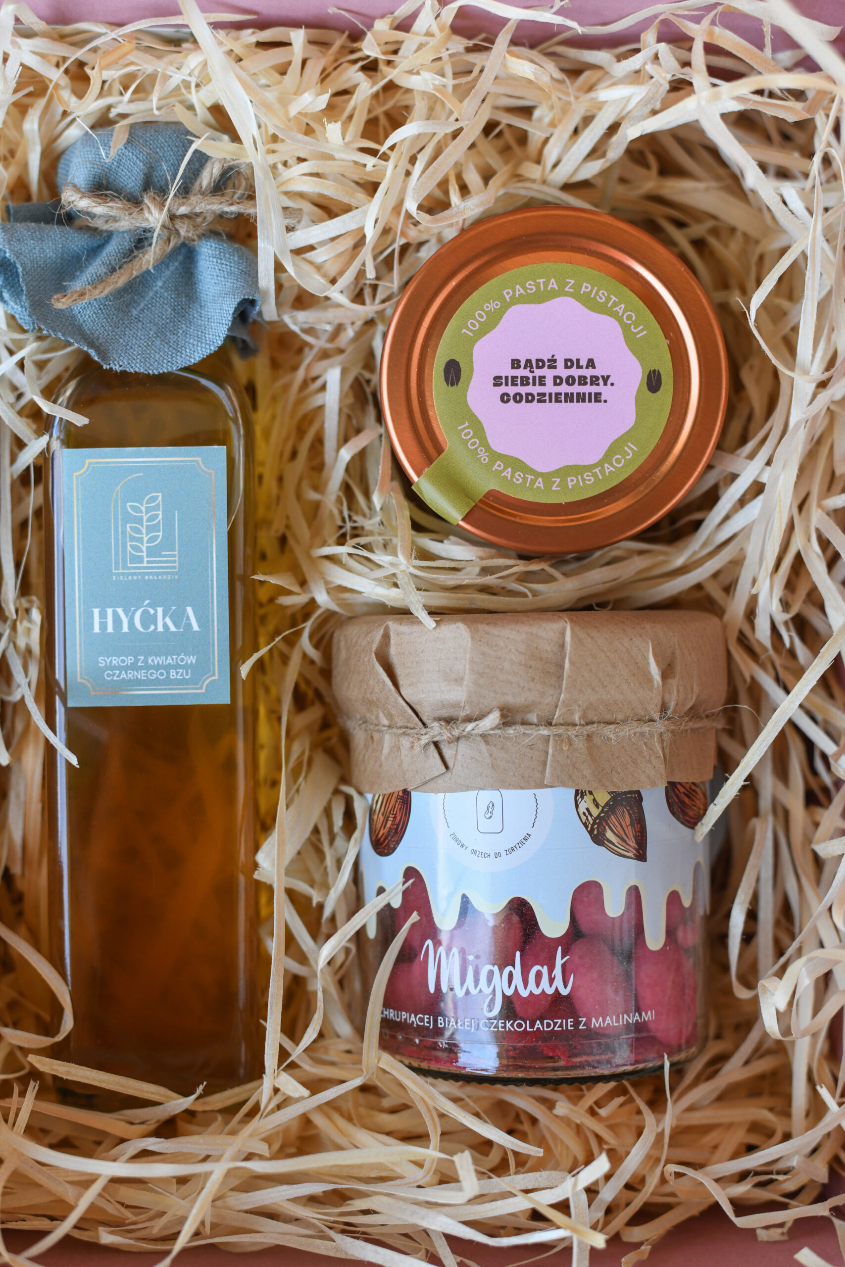 syrop z kwiatów bzu, hyćka, pasta pistacjowa, migdały w czekoladzie